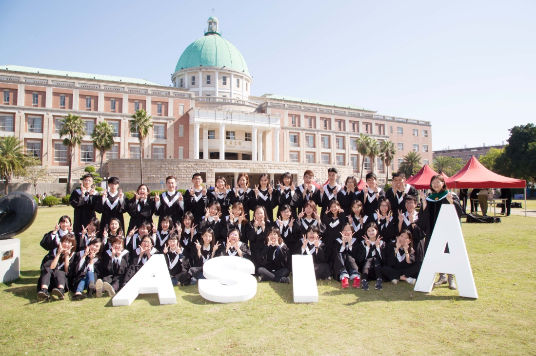 圖說：亞洲大學護理系第一屆畢業生，升學、就業俱佳。